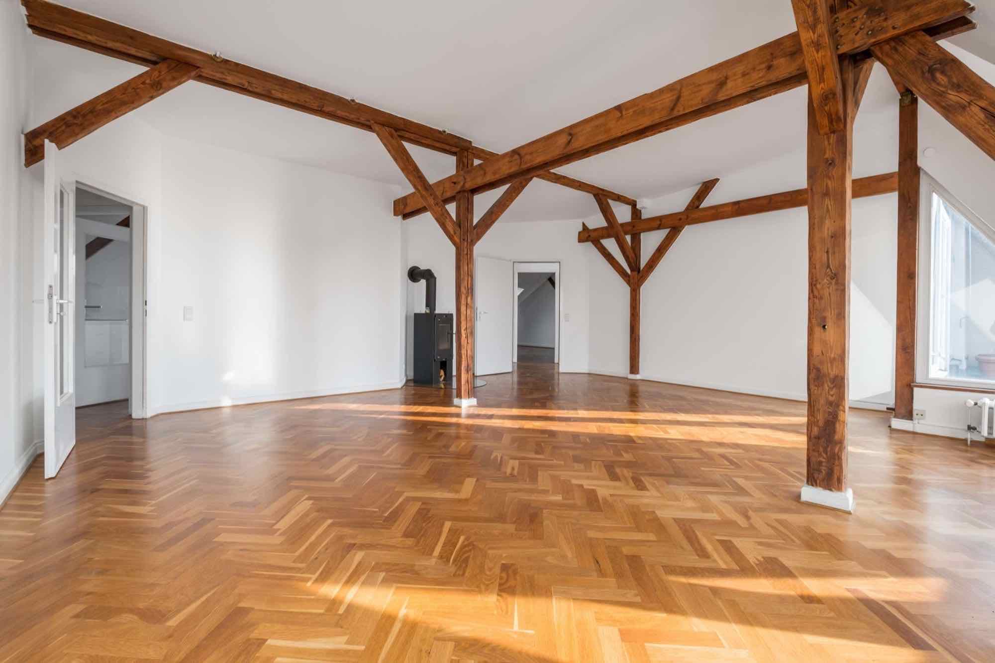 Wohnraum mit hochwertigem Holzboden